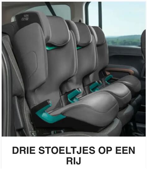 Illustratie van een poging om drie autostoeltjes op de achterbank te plaatsen, met de nadruk op de beperkte ruimte.