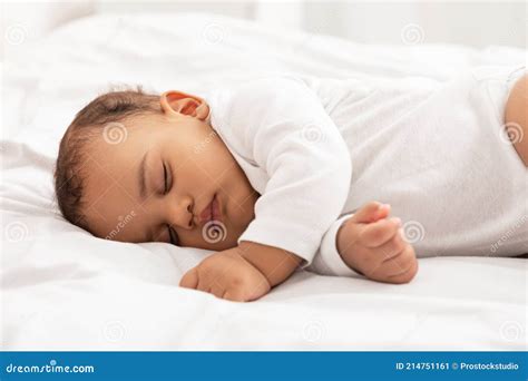 Illustratie van een baby die rustig slaapt, omringd door slaapgerelateerde iconen.