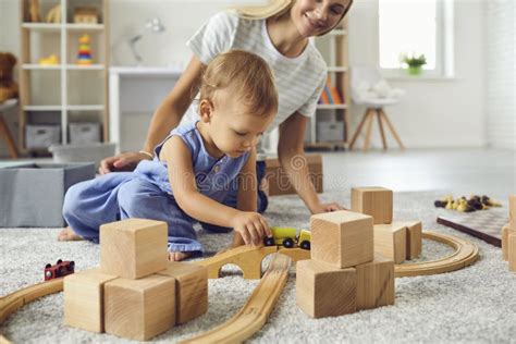 Een peuter die speelt met een houten vormenstoof