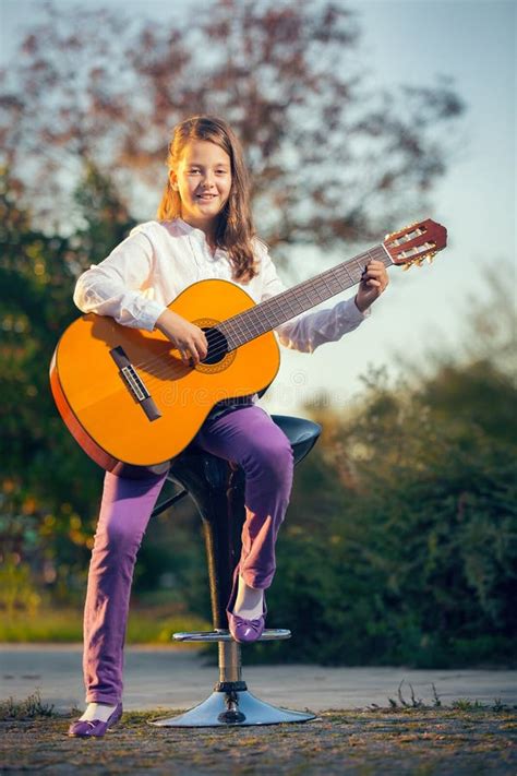 Een kind dat speelt met een houten gitaar