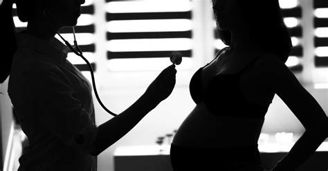 Infusiepomp met medicatie die aan een zwangere vrouw wordt toegediend.