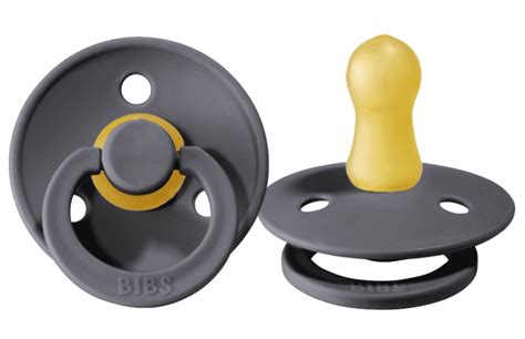 Illustratie van een baby die rustig op een fopspeen sabbelt.