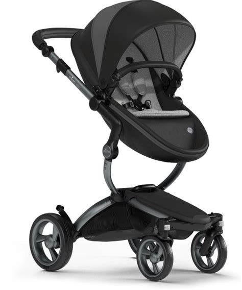 Een Baby in de Mima Xari kinderwagen met het zitje in de reiswieg-modus.