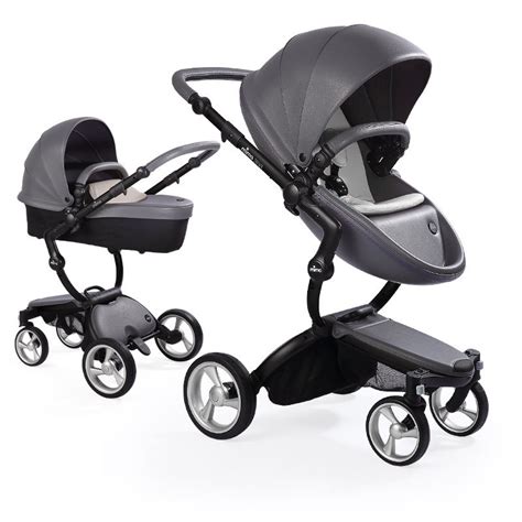 Illustratie die de verschillende standen van het Mima Xari zitje toont: baby (reiswieg), peuter (naar de ouder gericht), peuter (vooruitkijkend).