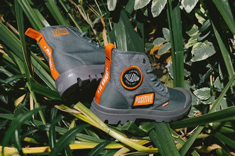 Detailfoto van de zool van de Palladium Pampa Hi laars, met nadruk op het profiel en het Palladium-logo.