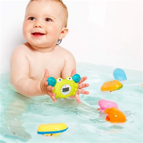 baby drijvend in een speciale nekfloat in warm water