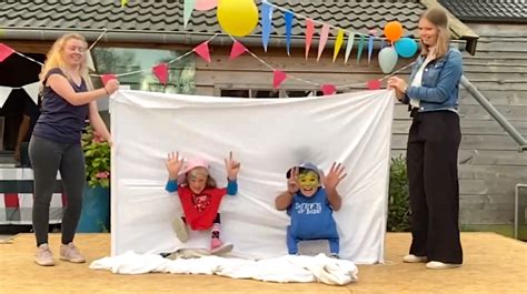 kinderen in circuskostuums die een act voorbereiden
