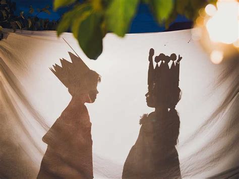 kinderen die een schimmenspel uitvoeren