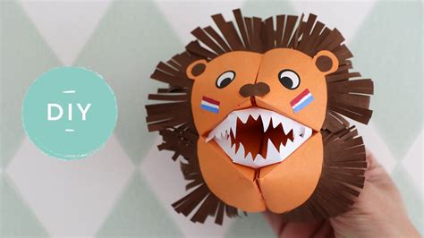 kinderen die een papieren leeuw knutselen