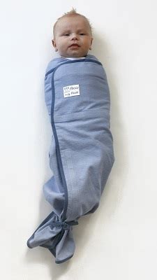 Baby stevig ingebakerd in een doek, met de armen langs het lichaam.
