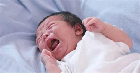 Baby die huilt, met de vuistjes gebald.