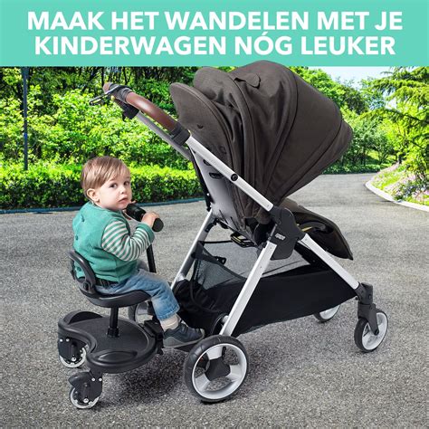 Diagram dat de verschillende bevestigingspunten van een meerijdplankje aan een kinderwagen illustreert.