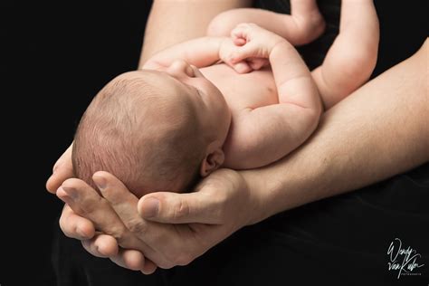 Thematische foto van een pasgeboren baby en de ouders