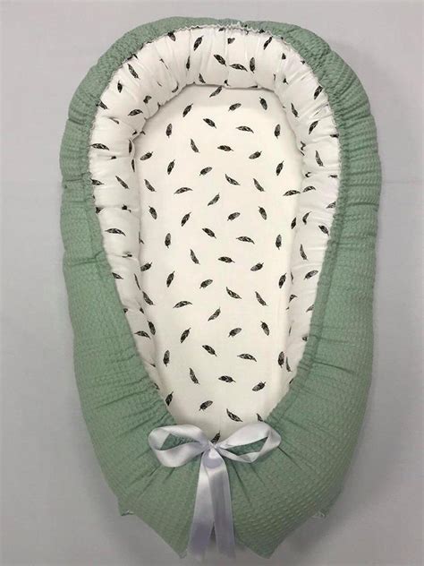 Illustratie van een baby die veilig in een Jollein babynestje ligt