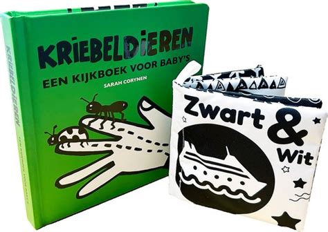 Een baby die geboeid naar een zwart-wit knisperboekje kijkt, waarbij de focus ligt op de contrastrijke patronen.