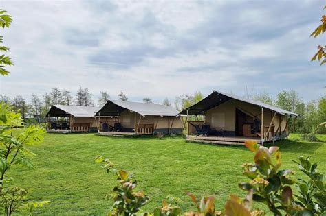 Illustratie van twee verschillende typen duowagens: een naast elkaar model en een achter elkaar model.