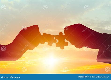 Foto van een ouder die met een duowagen naast elkaar door een stad navigeert.