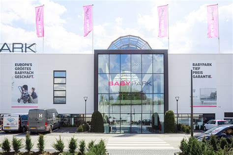 Foto van een ruime en moderne Babypark megastore met diverse babyproducten.