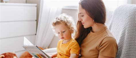 Visuele weergave van een consultatiebureau-afspraak met een ouder en kind.