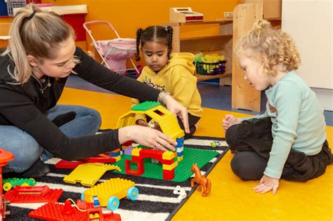 Kinderen die samen spelen en leren in een stimulerende omgeving van de kinderopvang.