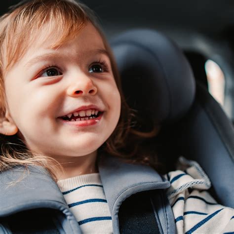 Foto van een peuter die comfortabel in een autostoeltje zit met een stijlvolle Maxi-Cosi hoes.