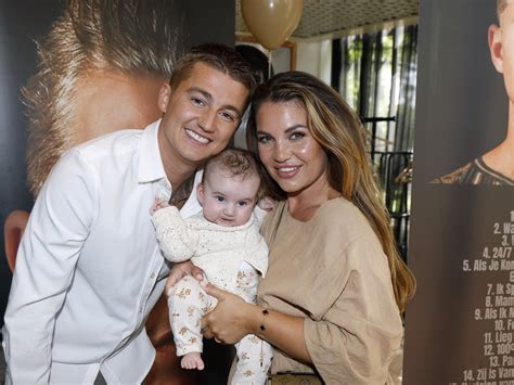 Illustratie van een gezin dat gevaccineerd wordt, met nadruk op bescherming van de baby.