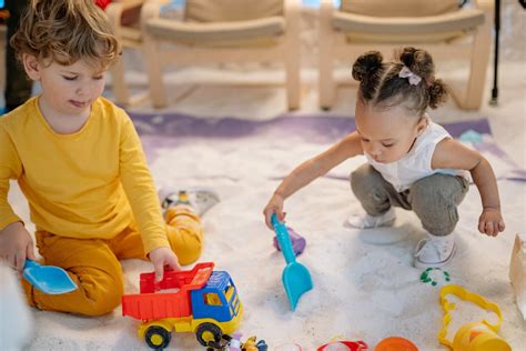 Kinderen die samen spelen met diverse materialen, wat hun sociaal-motorische ontwikkeling stimuleert.