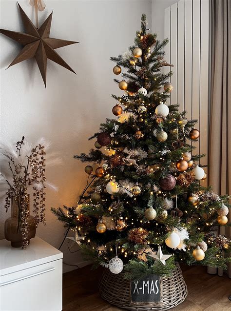 Voorbeelden van kleurtechnieken voor kerstbomen: traditioneel met glitters en fantasievol met felle kleuren.