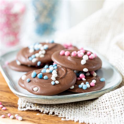Collage van alternatieve geboorte traktaties zoals chocoladeflikken met muisjes, cupcakes en donuts.