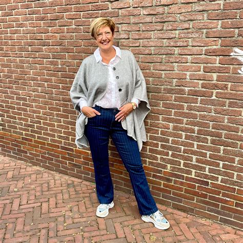 Vrouw in een zwangerschapsbadpak bij een zwembad