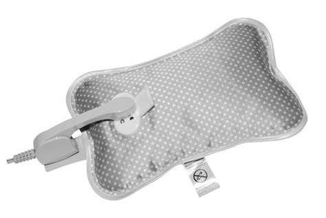 Illustratie van een baby die warm wordt gehouden door een elektrische kruik