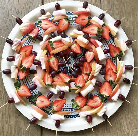 Collage van verschillende creatieve traktaties, zoals fruitspiesjes en groentesticks