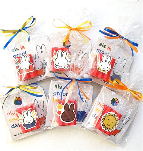 Voorbeelden van duurzame traktaties, zoals cadeautjes van potloden of herbruikbare bakjes