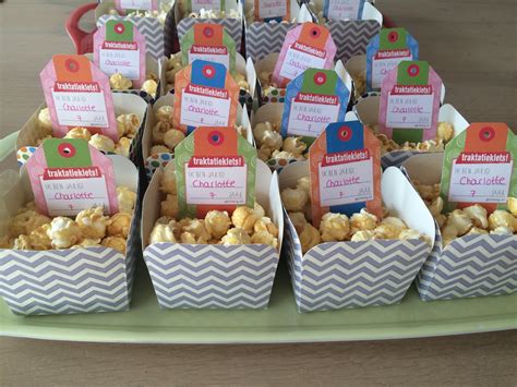 Voorbeelden van traktaties met popcorn en traktatieklets kaartjes