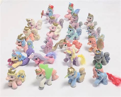 Een verzameling My Little Pony figuren met kleurrijke manen en staarten.