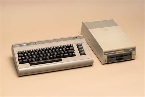Een Commodore 64 computer met een joystick en cartridges.