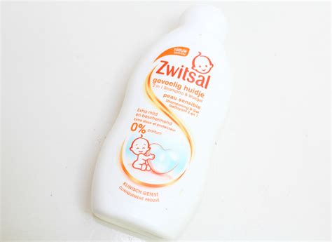 close-up van de ingrediëntenlijst op een Zwitsal product, met nadruk op natuurlijke ingrediënten