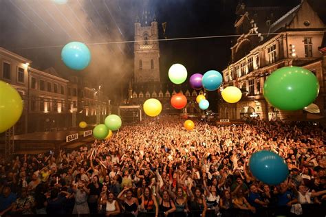 Kalender met markering van 25 december en afbeeldingen van oude Romeinse en Germaanse feesten.