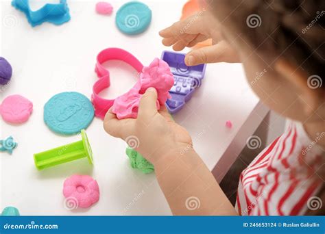 Kinderen die met plasticine verschillende vormen maken.