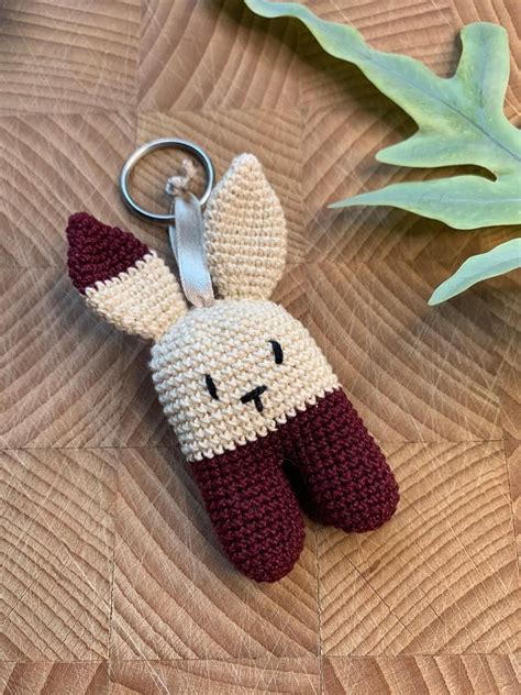 Collage van verschillende gehaakte konijnen, elk met een unieke stijl en uitstraling.