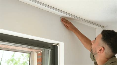 Babyfoon bevestigd aan de muur met een muurbeugel, schuin naar beneden gericht