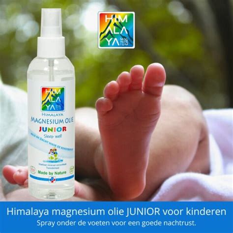 Illustratie die de juiste manier van aanbrengen van magnesium olie spray op de voeten toont