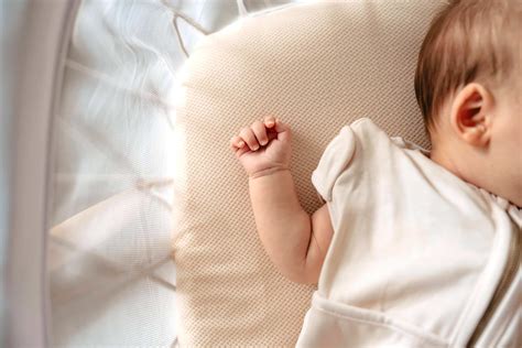 Infographic met tips voor een veilige slaapomgeving voor baby's, inclusief rugligging en het vermijden van los beddengoed.