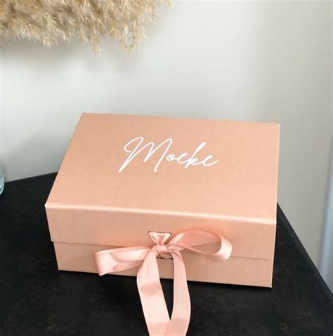 Voorbeeld van een gepersonaliseerde cadeaubox met echofoto en rompertje
