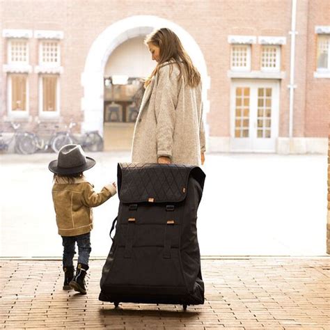Illustratie van de Joolz Traveler Reistas met een Joolz kinderwagen erin, klaar voor transport.
