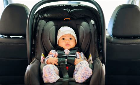 Infographic met signalen dat een baby te lang in de autostoel zit.