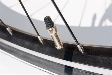 Detailfoto van een gebogen ventiel op een kinderwagenband