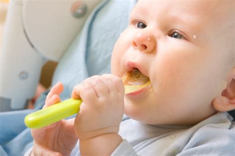 Baby eet met lepel