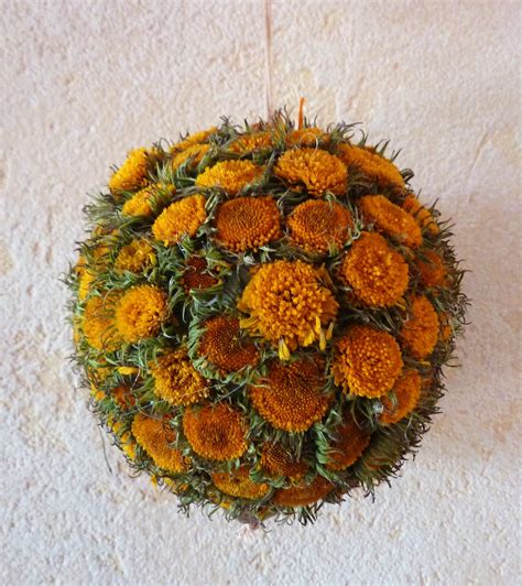 Verse goudsbloemen in een mandje.