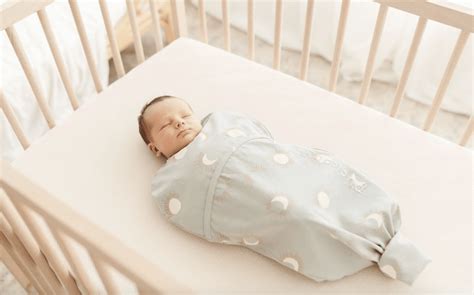 Illustratie van een baby die rustig slaapt in een Puckababy inbakerslaapzak